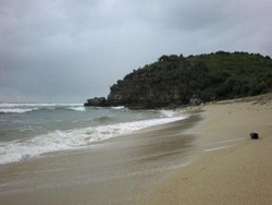 Pasir Putih dan Ombak Ganas di Pantai Sepanjang, Gunungkidul