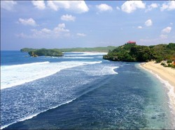 Pasir Putih Mempesona di Pantai Ngliyep, Malang