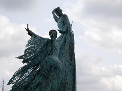 Patung Berpantat Bahenol Bikin Heboh Pekanbaru