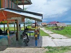 Pelesir ke Nias Barat (2): Desir Rupiah di Pantai Sirombu