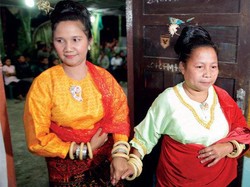 Perkawinan Adat Sikka, Flores: Emas Kawin dan Martabat Perempuan