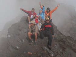 Pesona Liar Puncak Merapi Pasca Erupsi