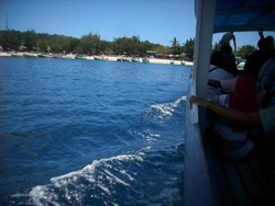 Pesona Lombok dan Manusia