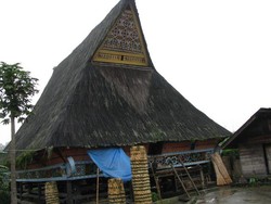 Seni Arsitektur Desa Lingga yang Tahan Gempa