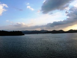 Senja Menawan di  Pelabuhan Lembar