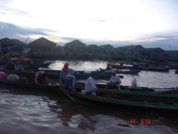 Sensasi Belanja Sambil Bergoyang di Atas Pasar Terapung