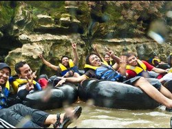 Serunya Mini Rafting di Sungai Oyo, Yogyakarta