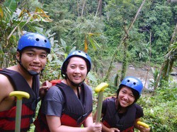 Serunya Rafting bersama Backpacker Manis Manja