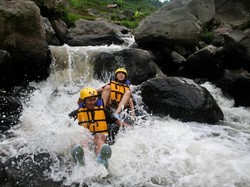 Serunya Tubing di Sungai Krekep