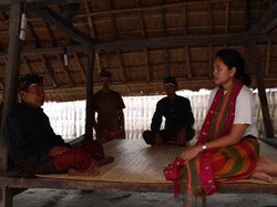 Suku Bayan, Mempertahankan Adat Leluhur Tanpa Menolak Pembaruan