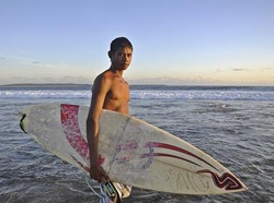 Tantangan Berselancar di Pantai Nemberala