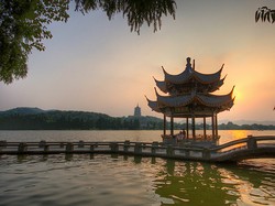 Tersihir Pesona Danau Ular Putih di Cina