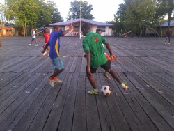 Umpan-umpan Pendek Pemain Sepak Bola Agats