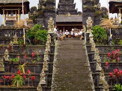 Waduh! Ada Pemerasan di Pura Besakih