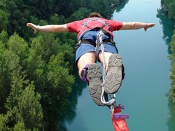 Waduh! Menteri Pariwisata Zambia Terjun di Victoria Falls