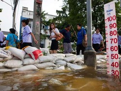 Wow, Banyak Tumpukan Karung Pasir di Bangkok