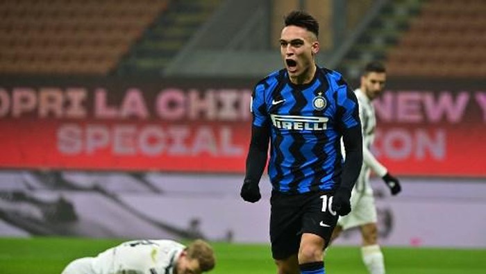 Inter Milans Argentine forward Lautaro Martinez celebrates after opening the scoring during the Italian Cup quarter final first leg football match beetween Inter Milan and Juventus Turin on February 2, 2021 at the San Siro stadium in Milan. (Photo by MIGUEL MEDINA / AFP)