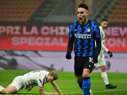 Inter Milan's Argentine forward Lautaro Martinez celebrates after opening the scoring during the Italian Cup quarter final first leg football match beetween Inter Milan and Juventus Turin on February 2, 2021 at the San Siro stadium in Milan. (Photo by MIGUEL MEDINA / AFP)
