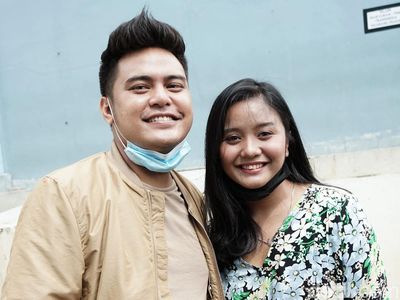 7 Potret Galih Ginanjar Genggam Erat Tangan Pacar Baru