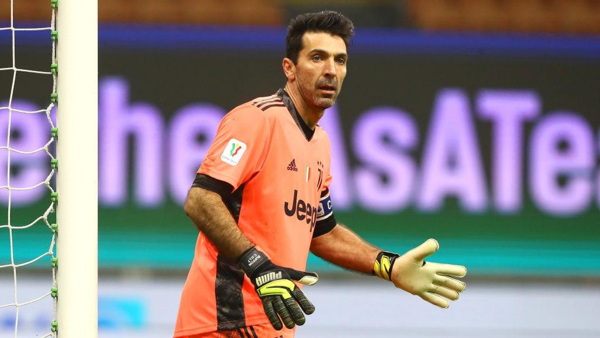 Gianluigi Buffon sedang menimbang opsi untuk kelanjutan kariernya. (Foto: Getty Images/Marco Luzzani)