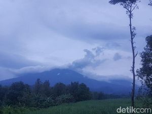 Asap Erupsi Gunung Raung Membumbung Satu Kilometer Asap Erupsi Gunung Raung Membumbung Satu Kilometer
