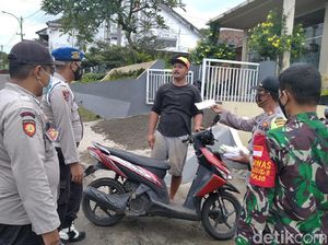 Polisi Bagikan Masker di Daerah yang Dilanda Hujan Abu Gunung Raung