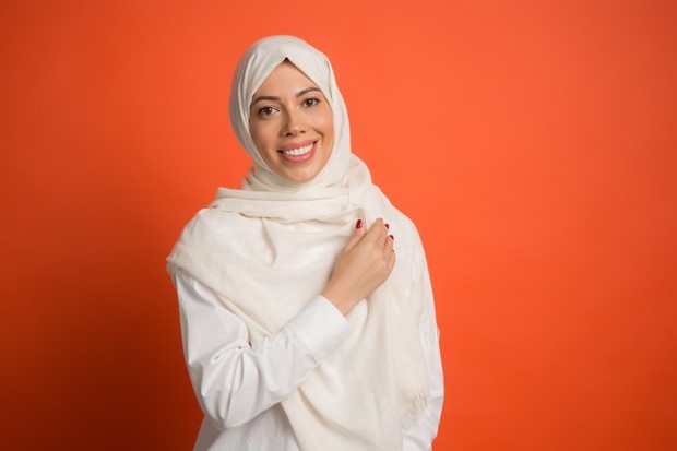 Hijab/freepik.com Putih memang termasuk warna yang netral. Namun, menggunakan hijab berwarna putih sangat enggak disarankan.
