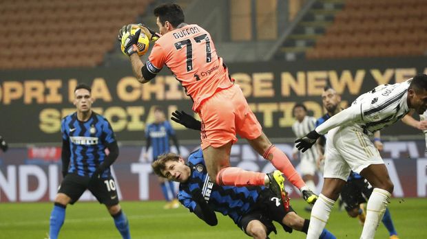 Soccer Football - Coppa Italia – Semi Final - First Leg - Inter Milan v Juventus - San Siro, Milan, Italy - February 2, 2021 Juventus' Gianluigi Buffon in action with Inter Milan's Nicolo Barella REUTERS/Alessandro Garofalo