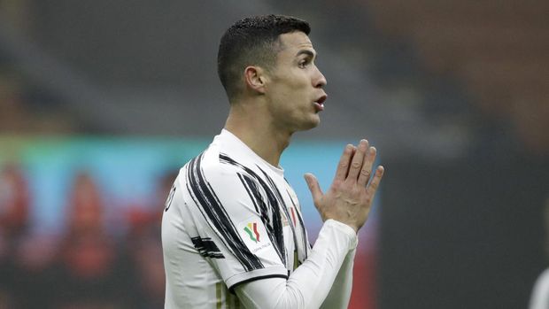 Juventus' Cristiano Ronaldo argues with the referee during the Italian Cup semi-final first leg soccer match between Inter Milan and Juventus at the San Siro stadium, in Milan, Italy, Tuesday, Feb. 2, 2021. (AP Photo/Luca Bruno)