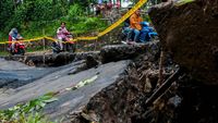 Bahaya! Jalan Antar Kabupaten Lebak-Pandeglang Ambles