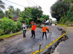 Jalan Rangkasbitung-Cileles Ambles, Akses ke Banten Selatan Terhambat