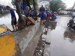 Genangan Masih Muncul di Jl Martadinata Ancol Namun Cepat Surut