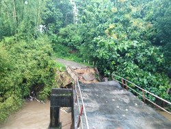 Jembatan Penghubung Desa di Blitar Ambrol Diterjang Banjir