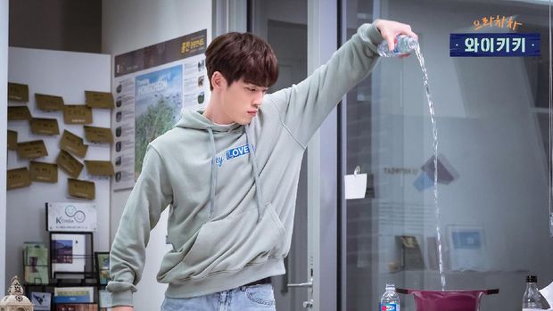 Kang Dong-goo (Kim Jung-hyun) dalam drama Welcome to Waikiki. Kang Dong-goo (Kim Jung-hyun) dalam drama Welcome to Waikiki.