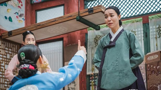 Kepala Dayang Choi (Cha Chung-hwa) dalam drama Korea Mr. Queen.