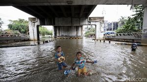 Keseruan Anak-anak Bermain Banjir di Kolong Flyover Jatiuwung