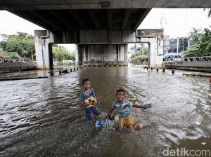 Keseruan Anak-anak Bermain Banjir di Kolong Flyover Jatiuwung