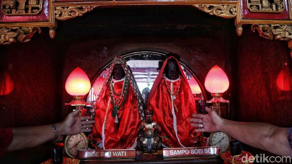 Kesibukan Kelenteng Da Bo Gong Ancol Jelang Imlek