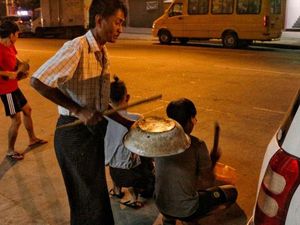 Warga Myanmar Gelar Aksi Memprotes Kudeta Militer Warga Myanmar Gelar Aksi Memprotes Kudeta Militer