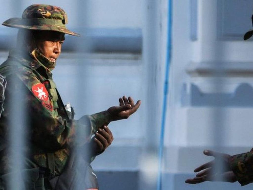 Pemberontak Myanmar Tembak Jatuh Helikopter Militer Pemberontak Myanmar Tembak Jatuh Helikopter Militer