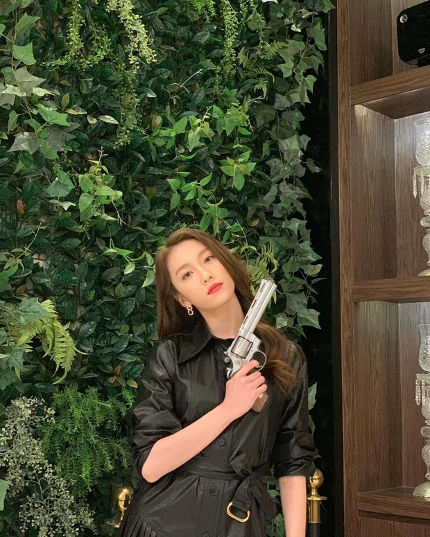 Lee Suji Lee Suji berpose dengan memegang pistol saat break syuting