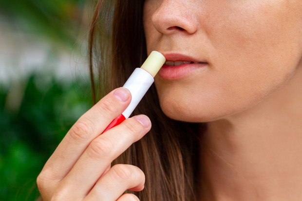 Lip Balm/freepik.com Masih banyak wanita yang melewatkan produk kecantikan yang satu ini. Padahal, penggunaan lip balm sangat penting lho!