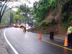 Hujan Deras Bikin Tebing di Jalan Nasional Trenggalek-Ponorogo Km 18 Longsor