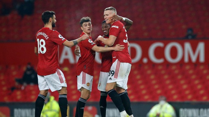 MANCHESTER, ENGLAND - FEBRUARY 02: Scott McTominay of Manchester United celebrates with team mates (L-R)  Bruno Fernandes, Daniel James and Fred after scoring their sides sixth goal during the Premier League match between Manchester United and Southampton at Old Trafford on February 02, 2021 in Manchester, England. Sporting stadiums around the UK remain under strict restrictions due to the Coronavirus Pandemic as Government social distancing laws prohibit fans inside venues resulting in games being played behind closed doors. (Photo by Phil Noble - Pool/Getty Images)
