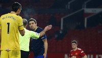 Bednarek diusir wasit atas pelanggarannya kepada Martial setelah wasit menimbang tayangan ulang VAR. Southampton menjalani sisa laga dengan sembilan pemain. Phil Noble/Pool via AP.