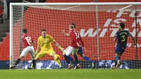 Daniel James membobol gawang Southampton melalui bola tandukannya menjelang pertandingan berakhir. Laga tuntas dengan kemenangan telak MU 9-0 atas Southampton. Laurence Griffiths/Pool via AP.