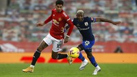 Unggul jumlah pemain, MU leluasa melancarkan serangan ke lini pertahanan. Phil Noble/Pool via AP.