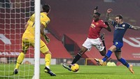 MU membuka skor di menit ke-17. Aaron Wan-Bissaka membobol gawang Southampton lewat bola sepakan jarak dekatnya, memaksimalkan umpan crossing Luke Shaw. Laurence Griffiths/Pool via AP.