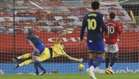 MU menggandakan keunggulan menjadi 2-0 di menit ke-25. Marcus Rashford menerima umpan Mason Greenwood di kotak penalti dan menembak bola masuk ke gawang Southampton. Phil Noble/Pool via AP.