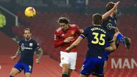 MU menambah keunggulan menjadi 4-0 di menit ke-39. Edinson Cavani sukses menanduk bola crossing Luke Shaw ke dalam gawang Southampton. Lindsey Parnaby/Pool via AP.